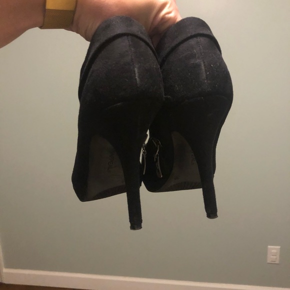 Black closed toe high heel booties - Picture 5 of 6